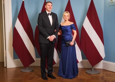 Prominences ierodas uz svinīgo pieņemšanu Rīgas pilī.