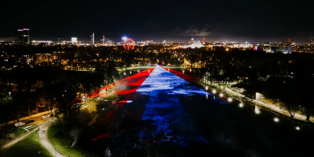 No plkst. 19.00 līdz 23.00 dīķa virsmu šķēla iespaidīgi sarkanbaltsarkanie gaismas stari.