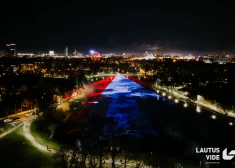 VIDEO: virs Māras dīķa iemirdzējās Latvijas karogs