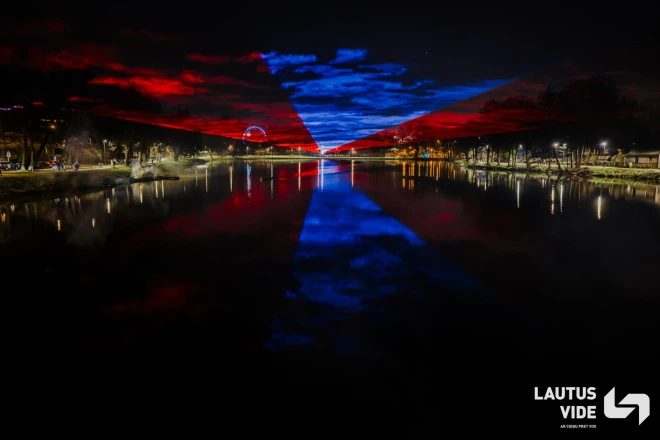 No plkst. 19.00 līdz 23.00 dīķa virsmu šķēla iespaidīgi sarkanbaltsarkanie gaismas stari.