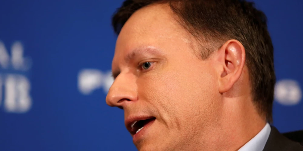 PayPal co-founder and Facebook board member Peter Thiel delivers his speech on the U.S. presidential election at the National Press Club in Washington, U.S., October 31, 2016.    REUTERS/Gary Cameron