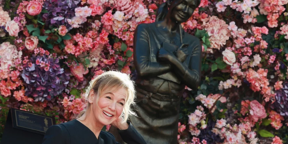 Renee Zellweger and other cast members are seen attending the "Bridget Jones" Scenes In The Square Statue Unveiling In LondonPictured: renee zellwegerRef: BLU_S8891689 171125 NON-EXCLUSIVEPicture by:  / SplashNews.comSplash News and PicturesUSA: 310-525-5808 UK: 020 8126 1009eamteam@shutterstock.comWorld Rights Vida Press