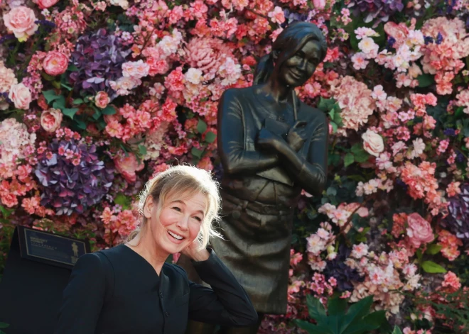 Renee Zellweger and other cast members are seen attending the "Bridget Jones" Scenes In The Square Statue Unveiling In LondonPictured: renee zellwegerRef: BLU_S8891689 171125 NON-EXCLUSIVEPicture by: / SplashNews.comSplash News and PicturesUSA: 310-525-5808 UK: 020 8126 1009eamteam@shutterstock.comWorld Rights Vida Press