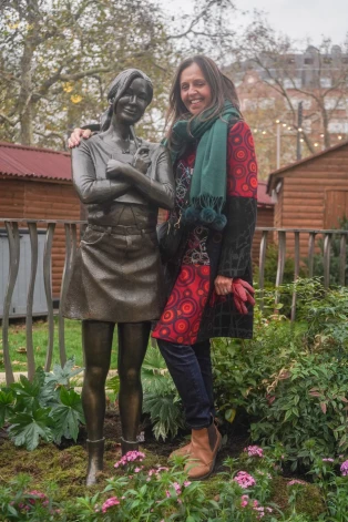 Fani iepozē pie jaunās skulptūras kino tēlu laukumā Londonas Lesterskvērā. Bridžitas Džounsas statujas atklāšanas ceremonija. 