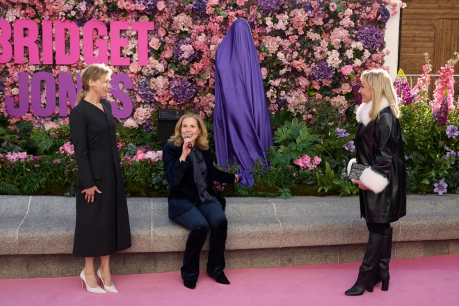 Renē Zelvēgere, Sallija Filipsa un Helēna Fīldinga statujas atklāšanas ceremonijā.