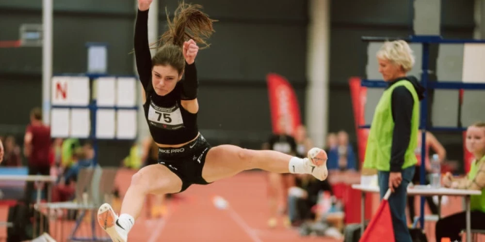 Vieglatlēte Alise Blaua ar 6,19m sasniegusi jaunu Latvijas U-16 rekordu tāllēkšanā.