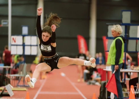 Vieglatlēte Alise Blaua ar 6,19m sasniegusi jaunu Latvijas U-16 rekordu tāllēkšanā.