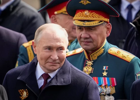 Krievijas diktators Vladimirs Putins ar toreiz vēl aizsardzības ministru Sergeju Šoigu 2024. gada Uzvaras dienas svinībās Sarkanajā laukumā (foto: Scanpix / AP)
