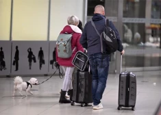 “Iecenojiet to biļetē!” Pasažieri sašutuši par "airBaltic" pastiprināto bagāžas svēršanu un prasību maksāt 30 eiro par smagāku somu
