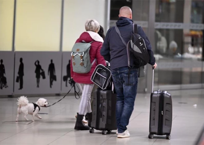 “Iecenojiet to biļetē!” Pasažieri sašutuši par "airBaltic" pastiprināto bagāžas svēršanu un prasību maksāt 30 eiro par smagāku somu