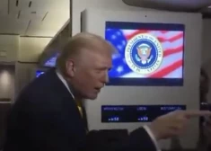 "Klusu! Cūciņa!" Donalds Tramps lidmašīnā zaudē savaldību. VIDEO