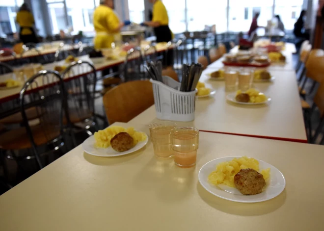 Латвийских детей перестанут кормить "самым дешевым" - школы ждет новый пищевой поворот