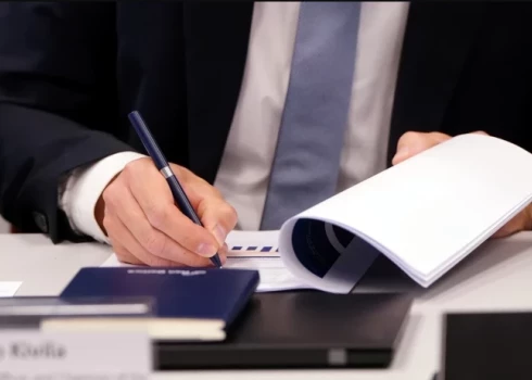 Valsts amatpersonām nogaidīšanas periods varētu kļūt īsāks.