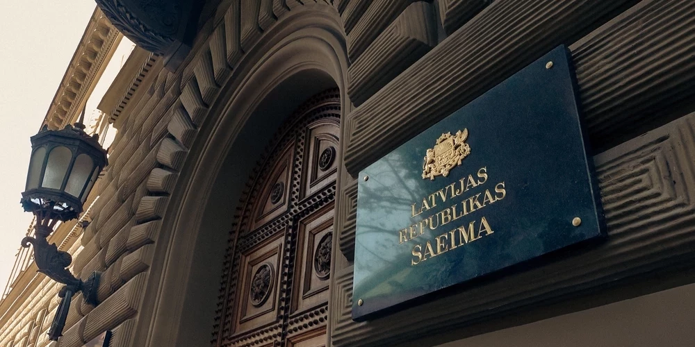 Чтобы поправки вступили в силу, их ещё предстоит рассмотреть и утвердить в трёх чтениях в Сейме.