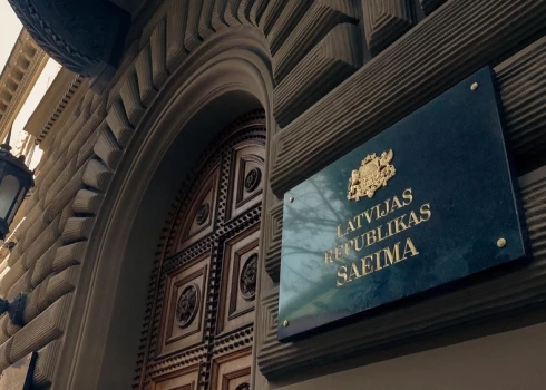 Чтобы поправки вступили в силу, их ещё предстоит рассмотреть и утвердить в трёх чтениях в Сейме.