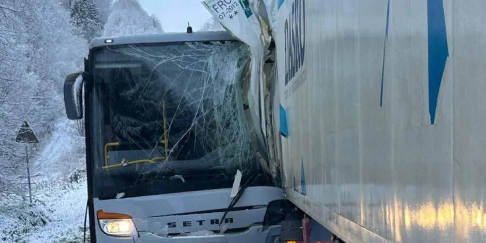 Kravas auto pamatīgi apskādējis autobusa priekšgalu šofera pusē un autovadītājam ļoti paveicies, jo situācija varēja beigties bēdīgi.