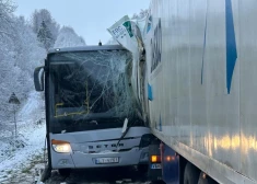 Autobusa un kravas auto sadursme Cēsu novadā: uzņēmums skaidro autobusa bojājumus un pasažieru stāvokli