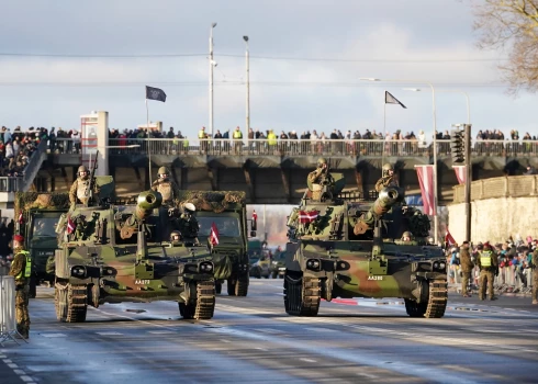 11.novembra krastmalā notiek Latvijas proklamēšanas 107.gadadienai veltīta Latvijas un tās sabiedroto bruņoto spēku, Iekšlietu ministrijas pakļautības iestāžu un Jaunsardzes vienību militārā parāde.