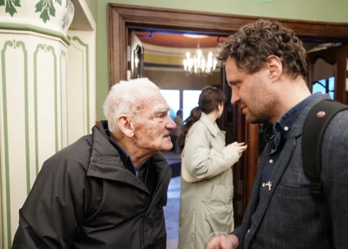 "Divas nopietnas filmas tik profesionālā līmenī – tas rada nepārprotamu cerību, ka tālākais, ko Dzintars Dreibergs darīs, būs tādā pašā līmenī," saka Miks Zvirbulis.