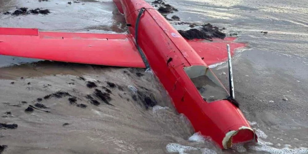 Liepājas pludmalē izskalots aizdomīgs dronam līdzīgs priekšmets.