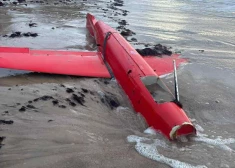 Liepājas pludmalē izskalots aizdomīgs dronam līdzīgs priekšmets