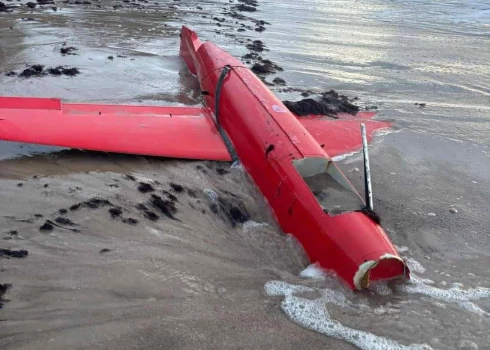 Liepājas pludmalē izskalots aizdomīgs dronam līdzīgs priekšmets. 