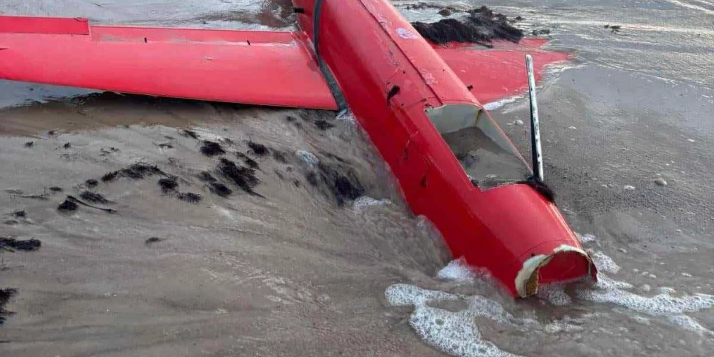 На пляже Кароста обнаружен беспилотник.