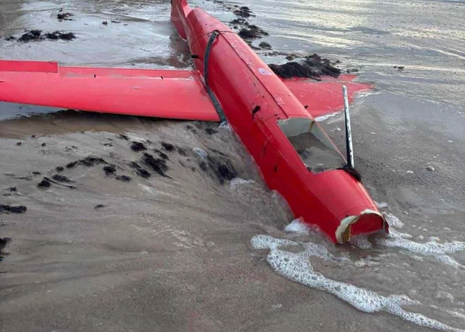 Военные на пляже Лиепаи: специалисты по взрывчатке исследуют выброшенный на берег дрон