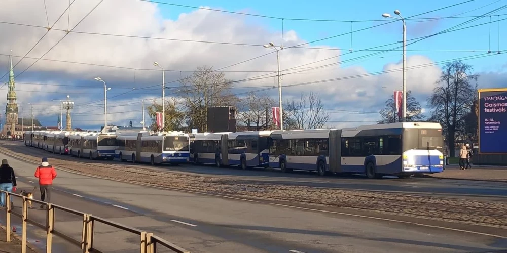 Пробка из автобусов 18 ноября.