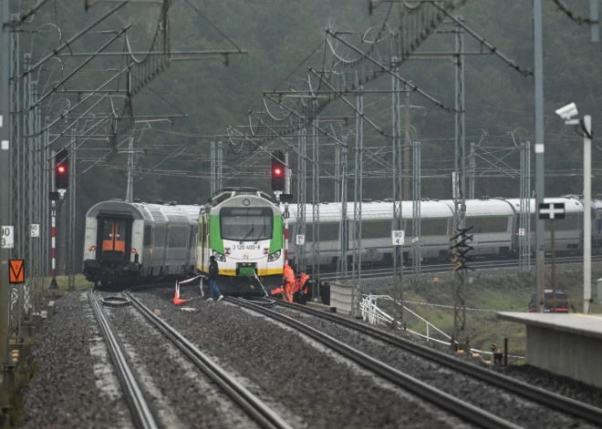 Polijā aizturētas vairākas personas par sliežu ceļu spridzināšanu