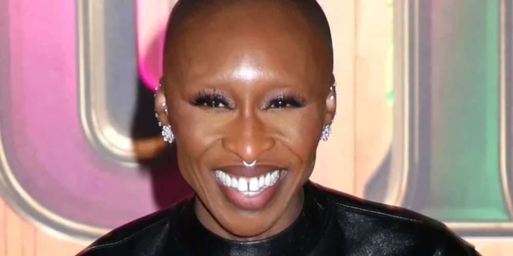 Sintija Činasaokvu Onuedinmanasu Amaračukvu Ouezuke Ečimino Erīvo ir britu aktrise un dziedātāja.