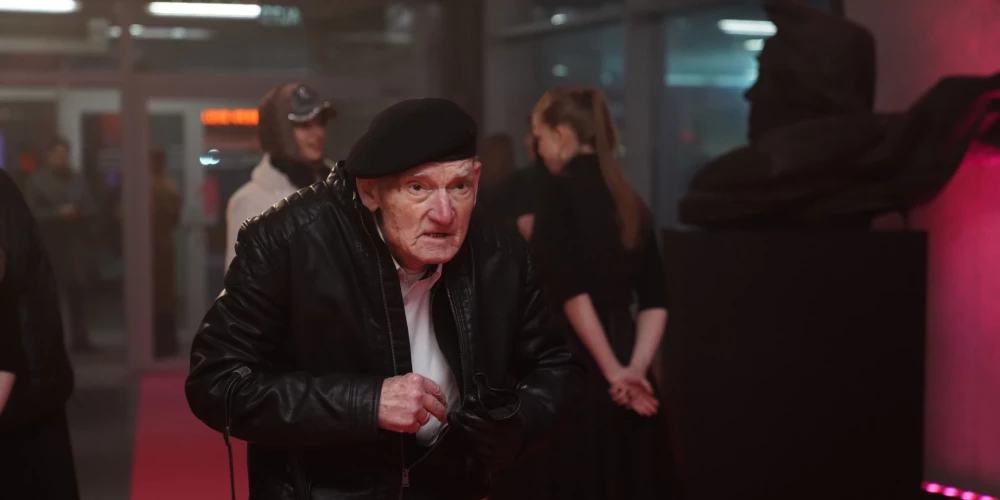 Miks Zvirbulis ir latviešu kinooperators.