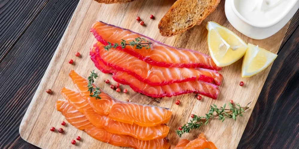 Sālīts lasis ar zaļumiem