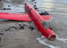 Nav bīstams sabiedrībai: noskaidrots Liepājas pludmalē izskalotais dronam līdzīgais priekšmets