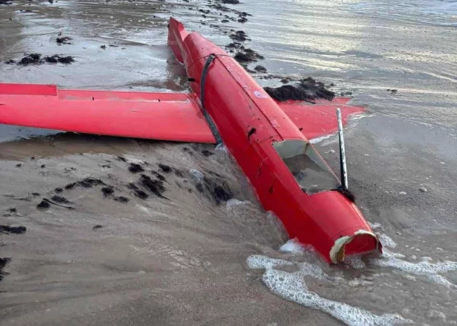 Nav bīstams sabiedrībai: noskaidrots Liepājas pludmalē izskalotais dronam līdzīgais priekšmets