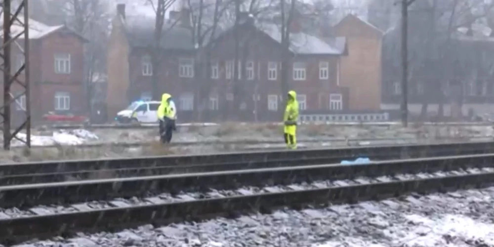 В нескольких сотнях метров от станции "Засулаукс" были обнаружены останки 32-летнего мужчины.