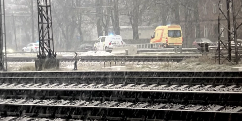 Saskaņā ar pažieru pārvadātāja “Vivi” sniegto informāciju, vīrietis gaidījis vilcienu, bet tad strauji izmetās tam priekšā.