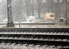 Zasulaukā vilciena priekšā izmeties jauns vīrietis