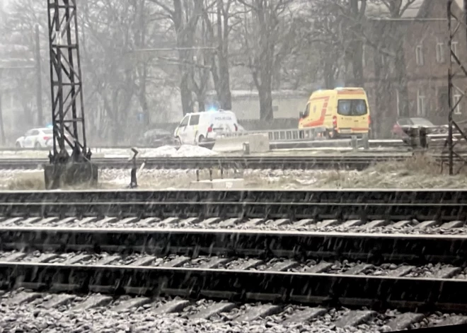 Zasulaukā vilciena priekšā izmeties jauns vīrietis