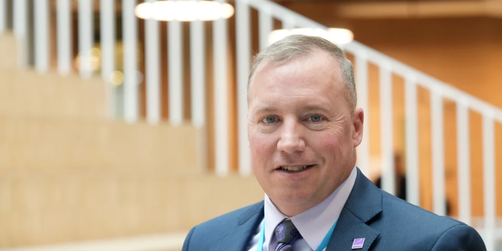 Krievijas sabiedrība ir pilnīgi pārliecināta, ka agrāk vai vēlāk ir gaidāms Rietumu iebrukums, un šādu pārliecību ikdienā apzināti stiprina arī valsts propaganda, norāda ASV militārais eksperts Kolins Smits.