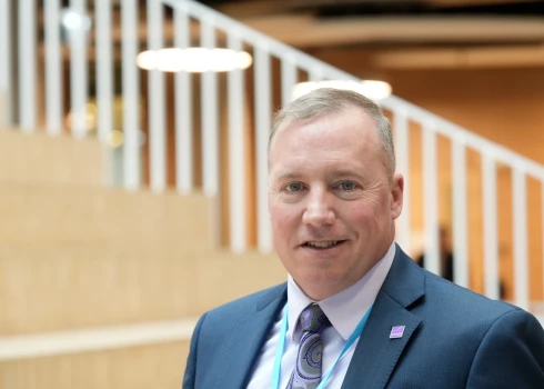 Krievijas sabiedrība ir pilnīgi pārliecināta, ka agrāk vai vēlāk ir gaidāms Rietumu iebrukums, un šādu pārliecību ikdienā apzināti stiprina arī valsts propaganda, norāda ASV militārais eksperts Kolins Smits.