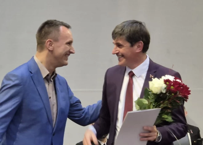 Talsu 2. vidusskolas direktors Oļegs Solovjovs saņem Izglītības un zinātnes ministrijas Atzinības rakstu