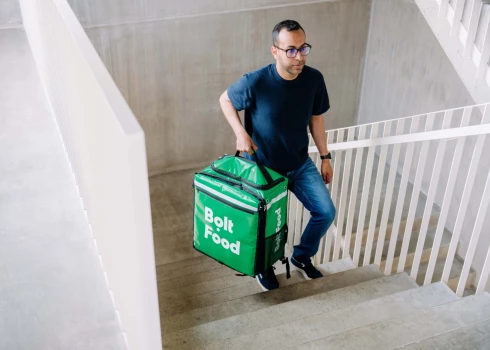 Пользователи платформы Bolt Food в Тукумсе и Екабпилсе могут заказать блюда из популярных местных заведений, а также из известных рижских ресторанов, которые заработали доверие клиентов через приложение.