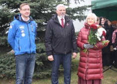 Dobeles 1. vidusskola saņem dāvanu – sniegbaltu karoga mastu
