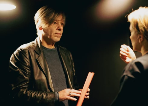 Režisors Dž. Dž. Džilindžers ar savu raksturīgo stilu uz skatuves radījis intīmu, emocionāli piesātinātu pasauli, kur skatītāji varēs piedzīvot stāstu par mīlestību un dzīves daudzveidību.