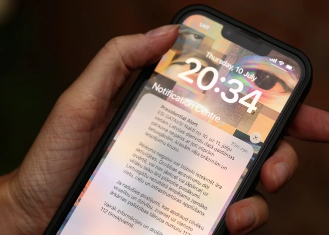 Как работает новое экстренное оповещение в Латвии, которое "пробивает" беззвучный режим и не требует интернета