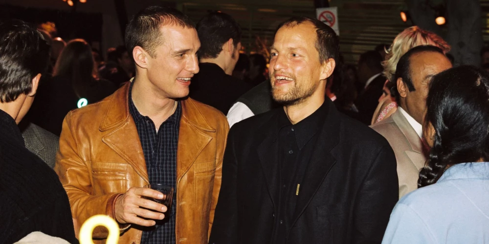 Popkultūras dīvainākās un populārākās sazvērestības teorijas apgalvo, ka Vudijs Harelsons un Metjū Makkonahijs ir brāļi.