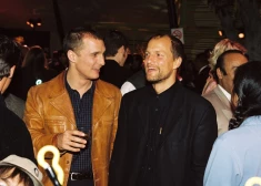 Vai Vudijs Harelsons un Metjū Makkonahijs tiešām ir brāļi? Popkultūras trakākās sazvērestības teorijas