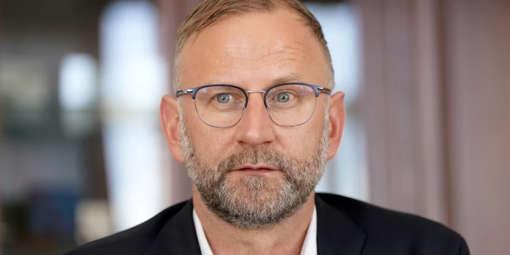 Министр сообщения Атис Швинка.