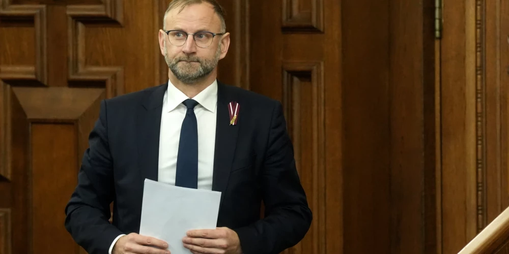 Satiksmes ministrs Atis Švinka izturējis uzticības balsojumu.